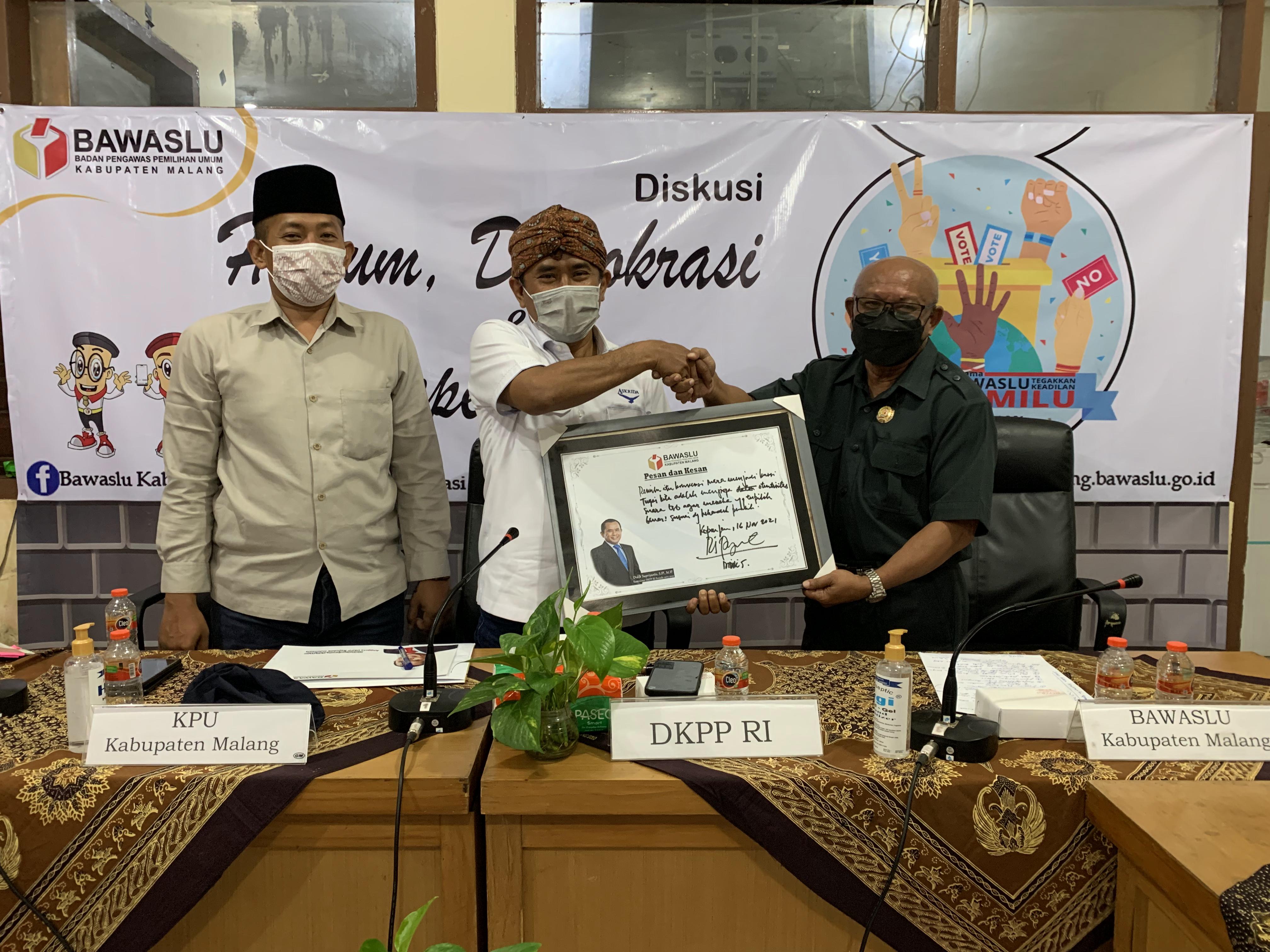 Bawaslu Kabupaten  Malang mengadakan Diskusi Hukum, Demokrasi dan Kepemiluan bersama Komisioner DKPP RI