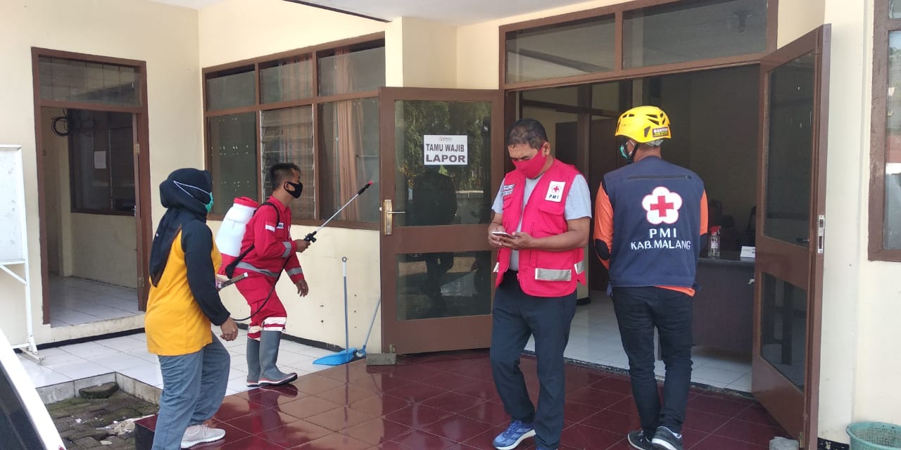 Bersiap pengaktifan Pengawas Bawaslu Kabupaten Malang lakukan penyemprotan kantor