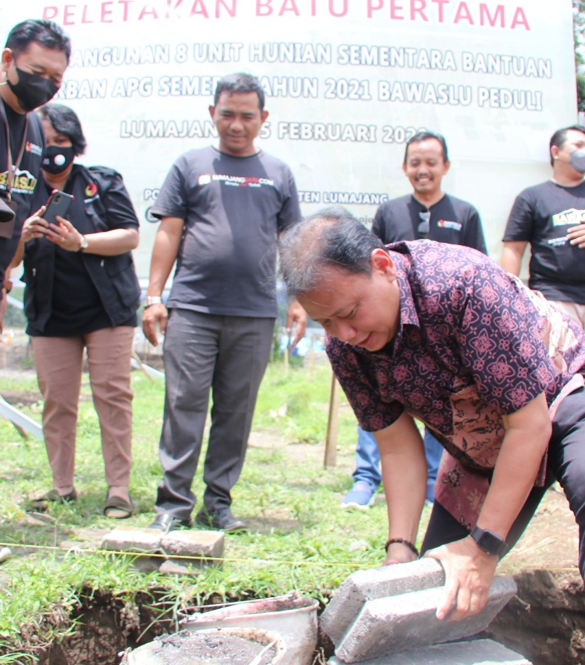 Ketua Bawaslu Lakukan Peletakan Batu Pertama Pembangunan Hunian Korban APG Semeru