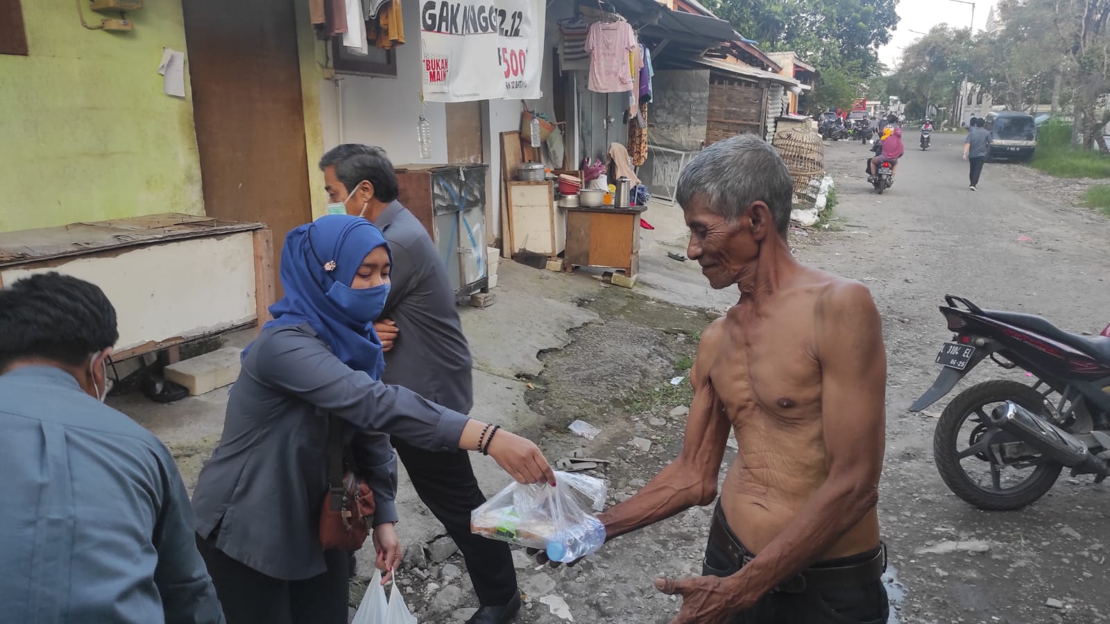 Ibadah Sosial, Bawaslu Jatim Bagi 600 Takjil di 6 Lokasi