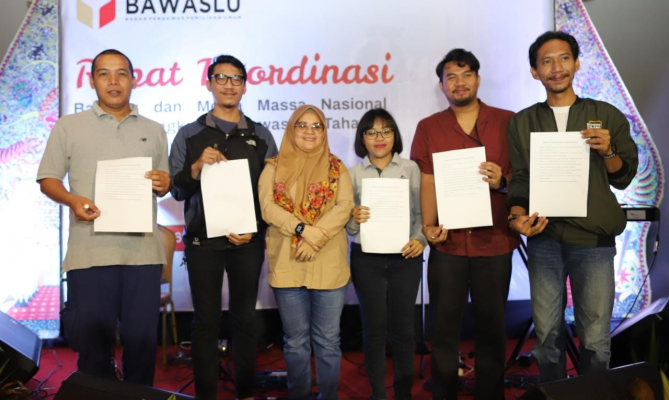 Bawaslu dan Media Massa Deklarasikan Jurnalis Media Kawal Pemilu Damai 2024