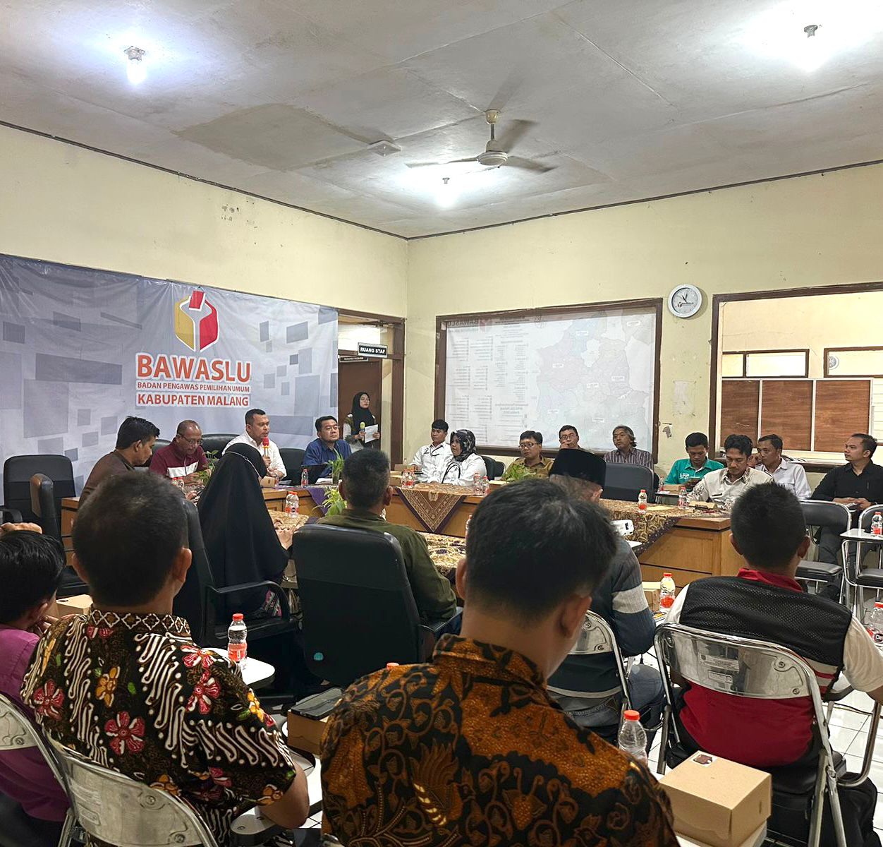 Koordinator Divisi Pencegahan, Partisipasi Masyrakat dan Humas saat memberikan sambutan