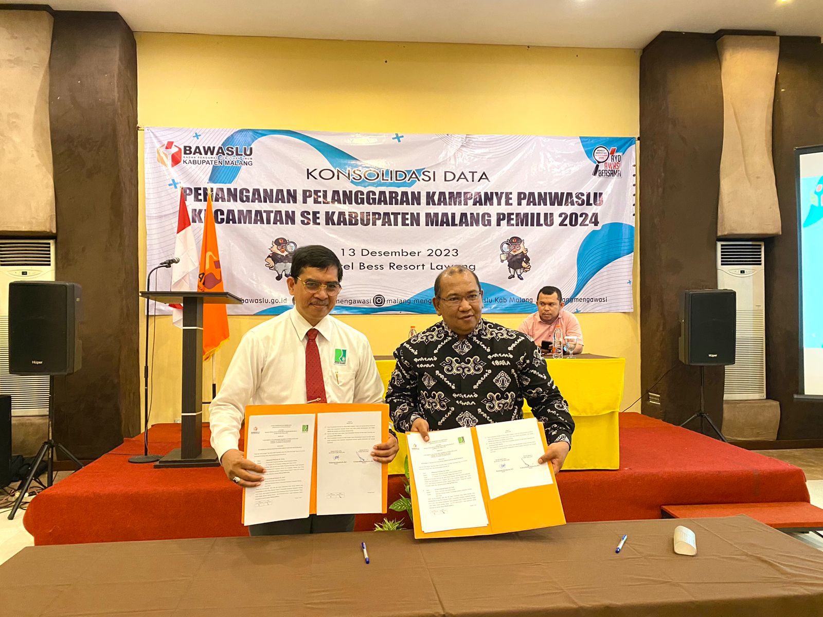 Rektor UNIRA dan Bawaslu Ketua Bawaslu Kabupaten Malang meresmikan nota kesepakatan bersama