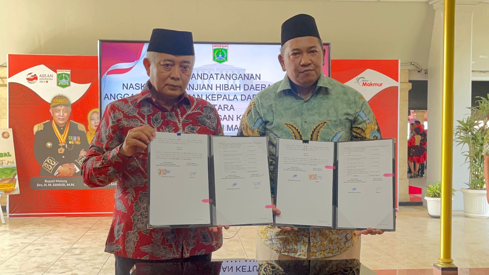 Drs. H.M. Sanusi M.M., Bupati Malang dengan resmi menandatangani NPHD bersama Ketua Bawaslu Kabupaten Malang, Mohammad Wahyudi, SE,M.Sos.