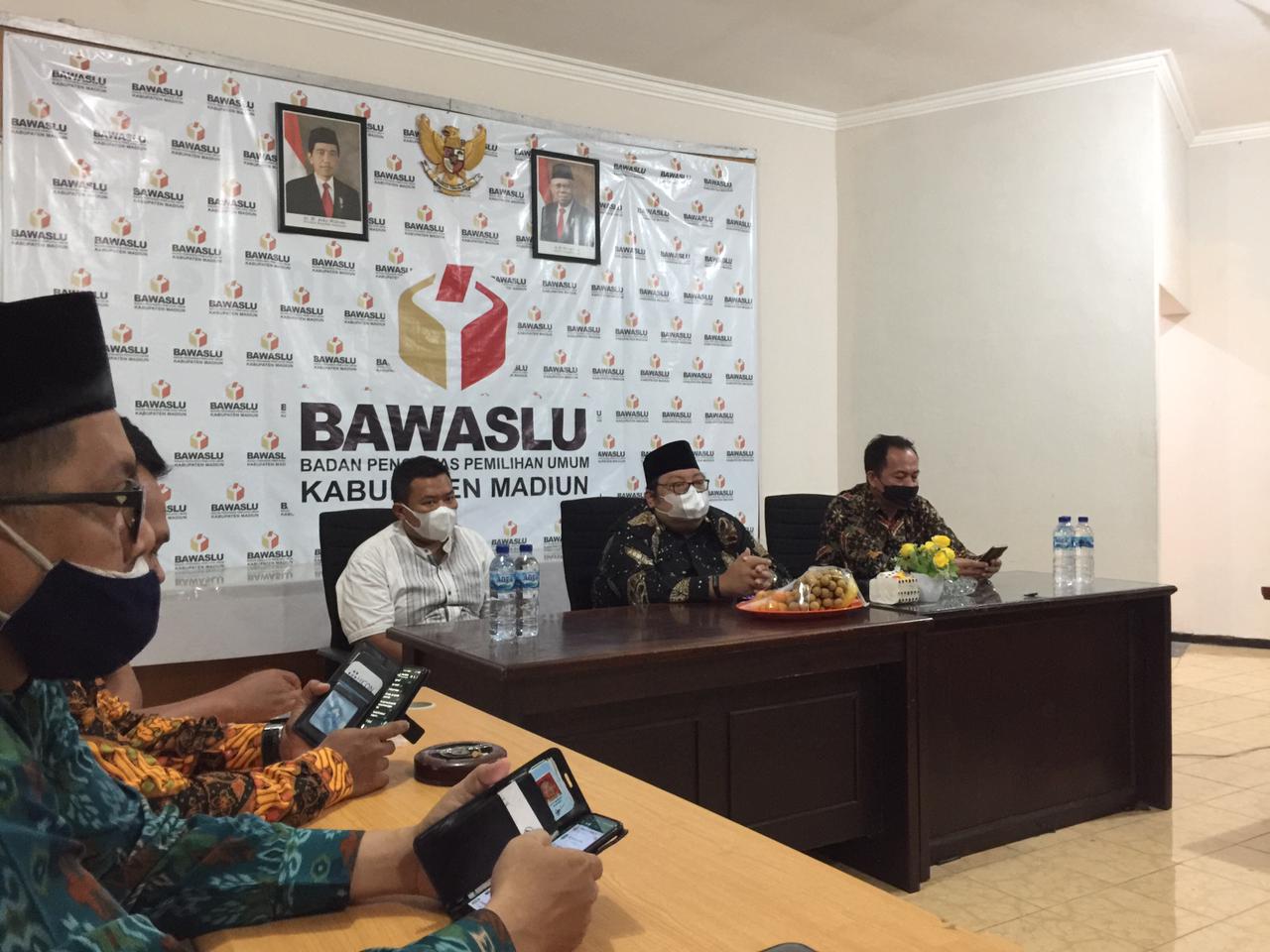 Koordinator Divisi SDMO Bawaslu Kabupaten Malang hadiri kegiatan Rapat Sarana Prasarana Sumber Daya Manusia Pengawasan dan Kesekretariatan