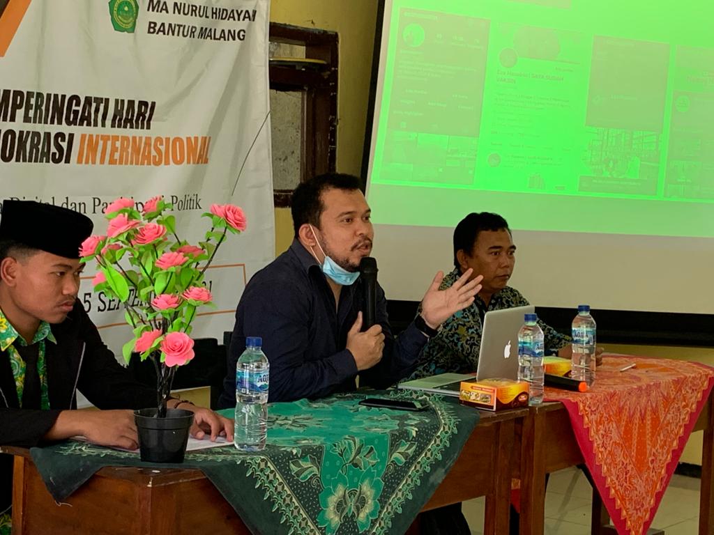 Di Hari Demokrasi Internasional Bawaslu Kab Malang Ajarkan Memfilter Hoaks pada Sosial Media di MA Nurul Hidayah