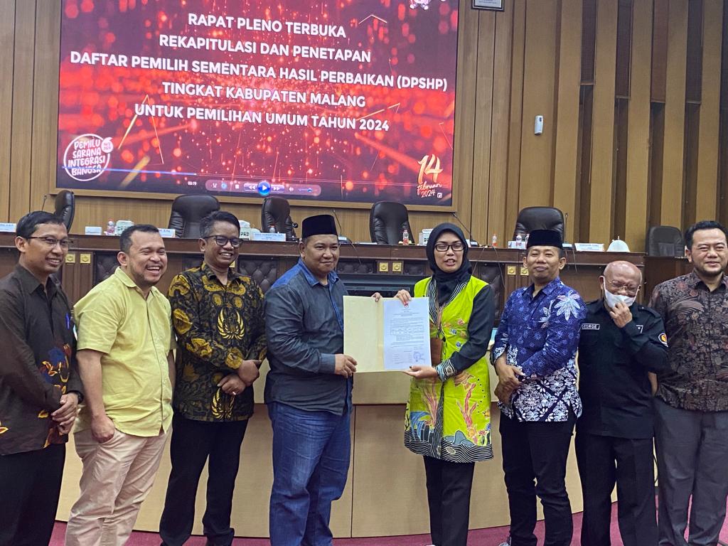 BAWASLU KABUPATEN MENGHADIRI RAPAT PLENO TERBUKA REKAPITULASI DAN PENETAPAN DAFTAR PEMILIH SEMENTARA HASIL PERBAIKAN (DPSHP) TINGKAT KABUPATEN MALANG UNTUK PEMILU TAHUN 2024.