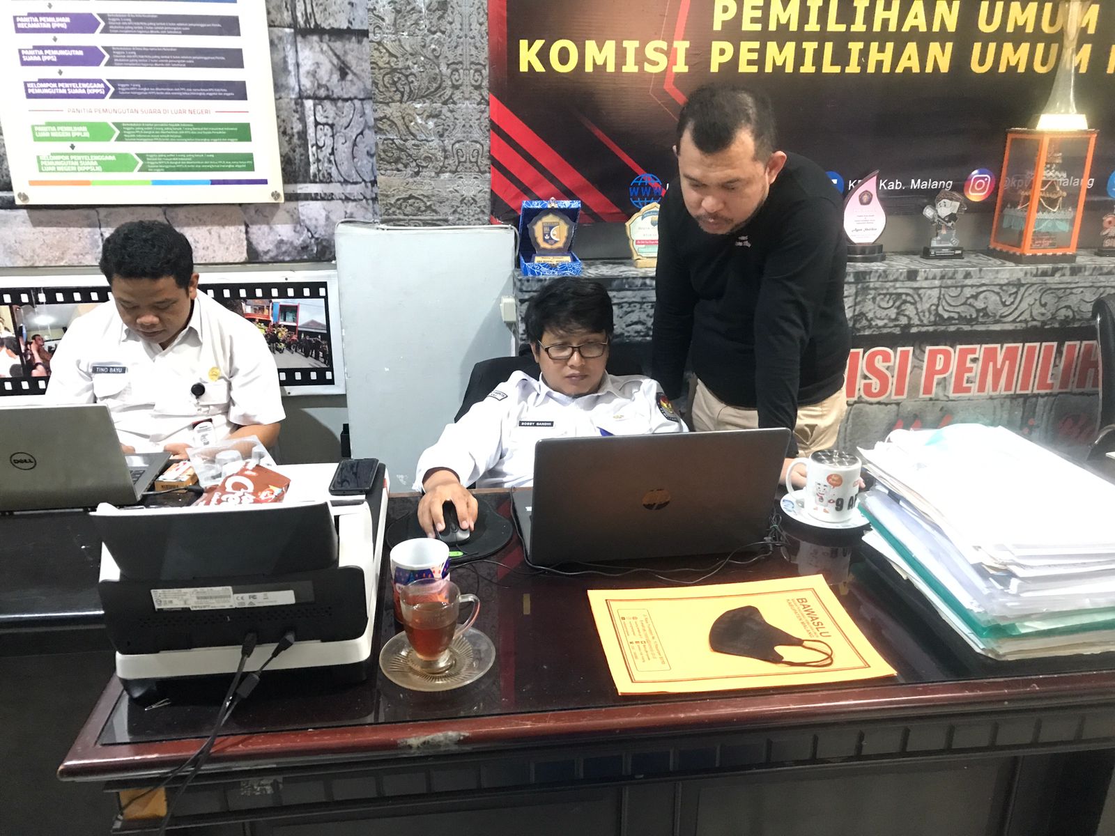 BAWASLU MELAKUKAN PENGAWASAN MELEKAT  DALAM VERIFIKASI ADMINISTRASI DOKUMEN PERSYARATAN BAKAL CALON ANGGOTA DPRD KABUPATEN/KOTA