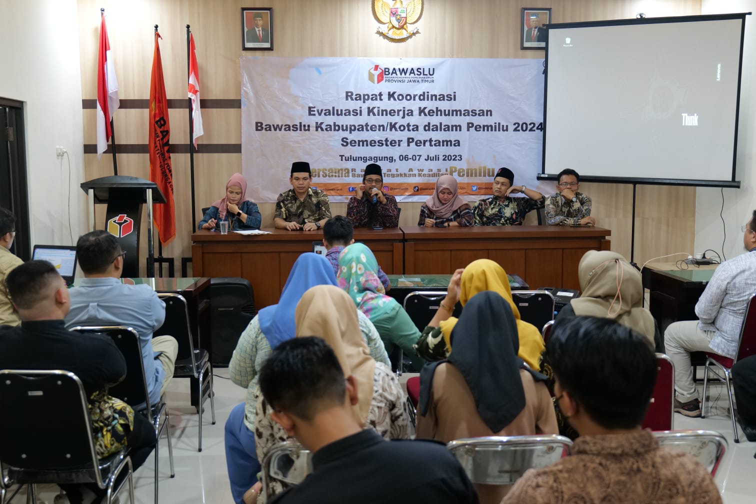 BAWASLU MALANG HADIRI RAPAT EVALUASI KEHUMASAN SEMESTER I