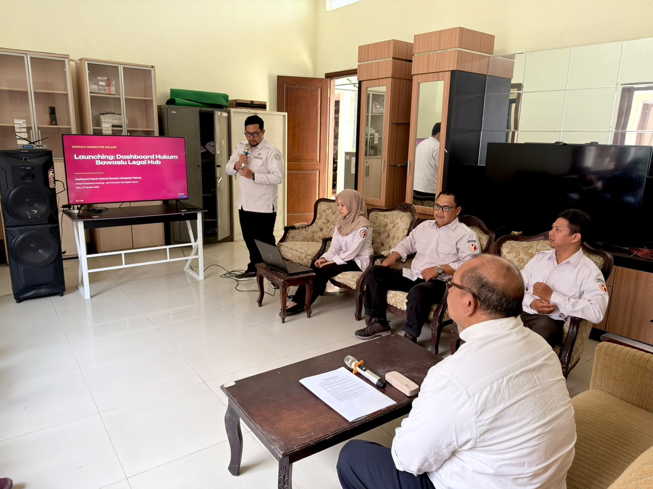 Kepala Sub Bagian Hukum, Humas, Datin mempresentasikan Dashboard Hukum Bawaslu Legal Hub didepan Ketua dan Anggota serta jajaran Sekretariat Bawaslu Kabupaten Malang
