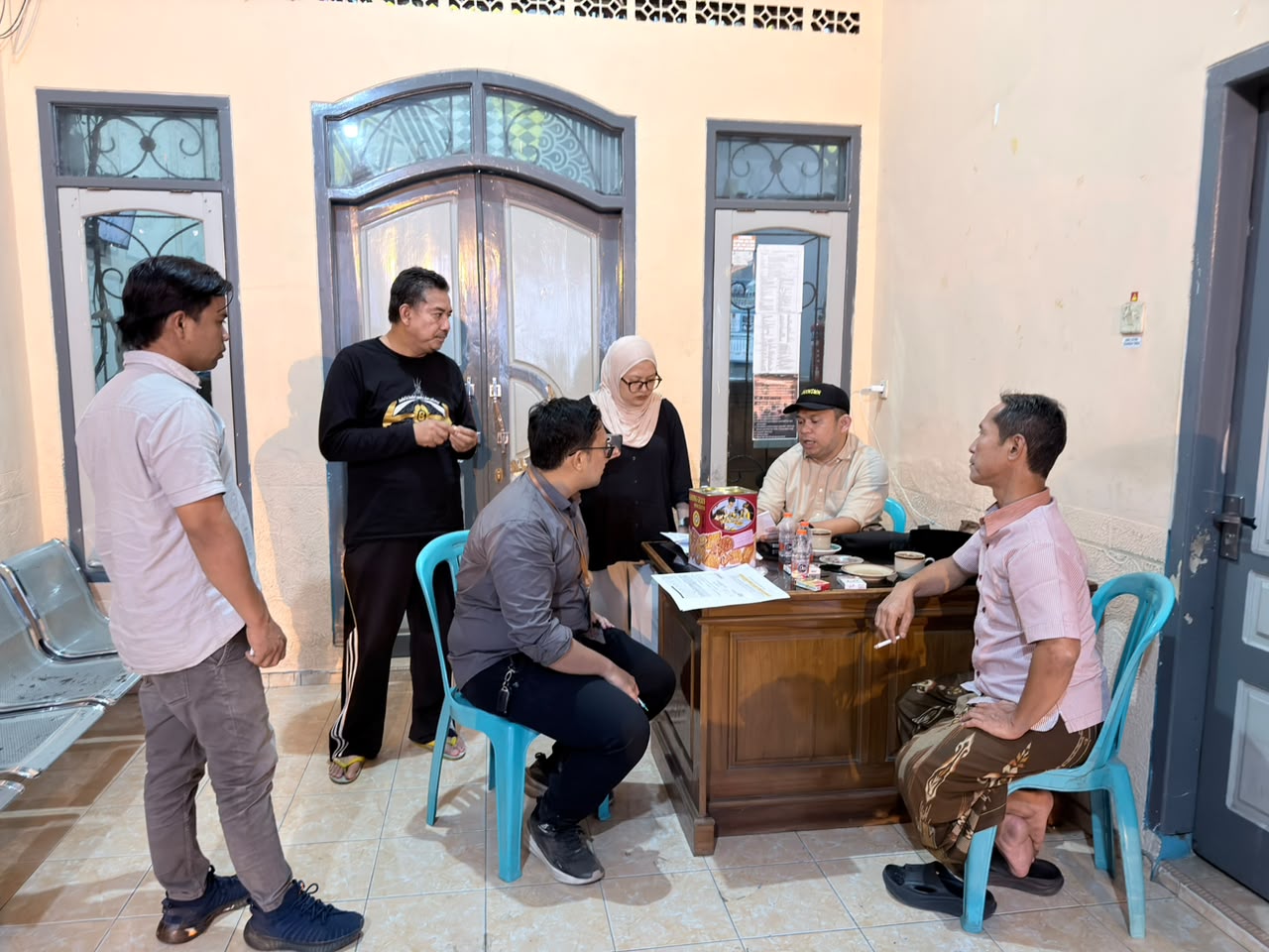 Koordinator Divisi Pencegahan, Parmas dan Humas Bawaslu Kabupaten Malang, sedang melakukan koordinasi data penduduk dengan Kepala Desa Patokpicisi Kecamatan Wajak, Kabupaten Malang