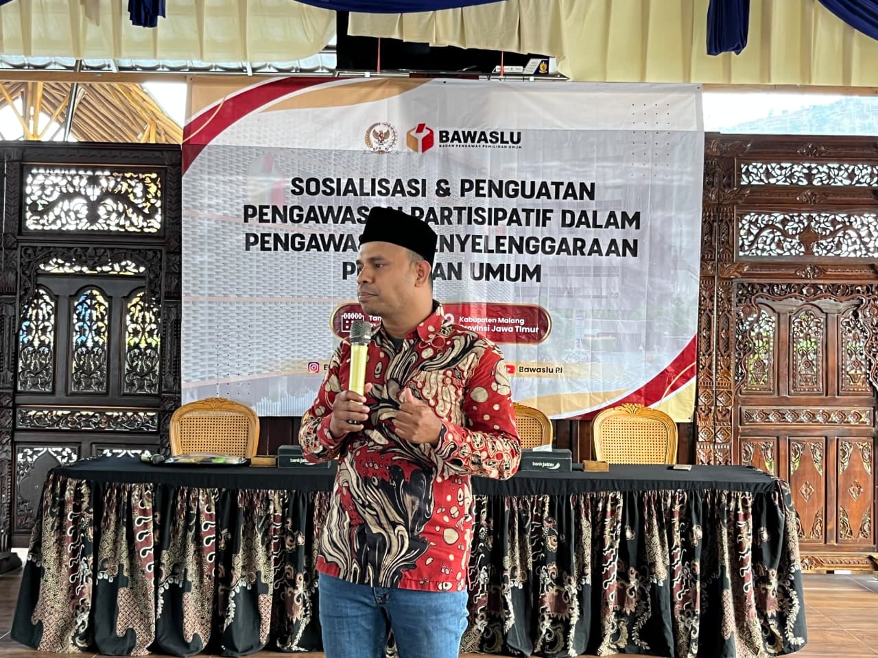 Tobias Gula Aran menyampaikan paparan pentingnya pengawasan partisipatif dalam pemilu dan pemilihan
