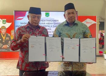 Drs. H.M. Sanusi M.M., Bupati Malang resmi menandatangani NPHD bersama Ketua Bawaslu Kabupaten Malang, Mohammad Wahyudi, SE,M.Sos.