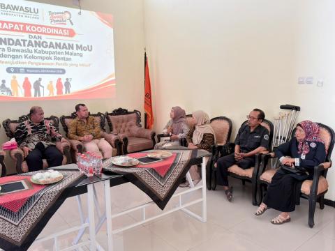 Ketua dan Kordiv P2H bersama dengan Perwakilan OPD Malang Raya dan SLB BC PGRI Kepanjen bersiap melakukan penandatanganan nota kesepahaman untuk pemilu inklusif