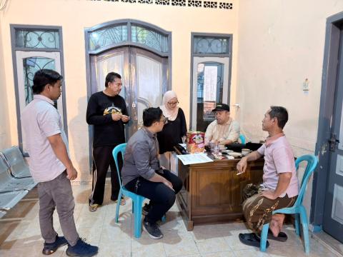 Koordinator Divisi Pencegahan, Parmas dan Humas Bawaslu Kabupaten Malang, sedang melakukan koordinasi data penduduk dengan Kepala Desa Patokpicisi Kecamatan Wajak, Kabupaten Malang