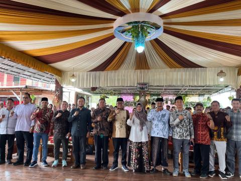 Pimpinan Bawaslu Kabupaten Malang dan Anggota Komisi II DPR RI, Ahmad Ali berfoto bersama peserta sosialisasi pengawasan partisipatif, Pujon (21/10/2026)