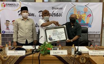 Bawaslu Kabupaten  Malang mengadakan Diskusi Hukum, Demokrasi dan Kepemiluan bersama Komisioner DKPP RI