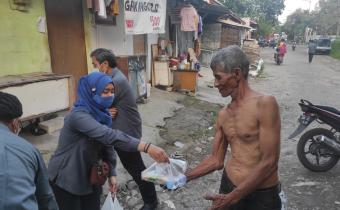 Ibadah Sosial, Bawaslu Jatim Bagi 600 Takjil di 6 Lokasi