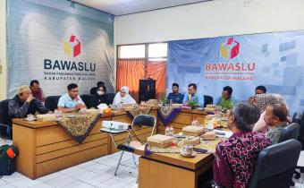 Suasana Rapat di Kantor Bawaslu Kabupaten Malang