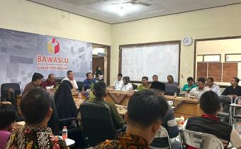 Koordinator Divisi Pencegahan, Partisipasi Masyrakat dan Humas saat memberikan sambutan