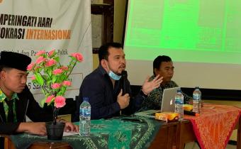 Di Hari Demokrasi Internasional Bawaslu Kab Malang Ajarkan Memfilter Hoaks pada Sosial Media di MA Nurul Hidayah