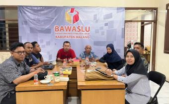 BAWASLU PROVINSI JAWA TIMUR SUPERVISI KE KANTOR BAWASLU KABUPATEN MALANG TENTANG PEMUTAKHIRAN DATA PEMILIH DPSHP AKHIR