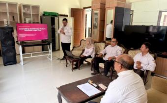 Kepala Sub Bagian Hukum, Humas, Datin mempresentasikan Dashboard Hukum Bawaslu Legal Hub didepan Ketua dan Anggota serta jajaran Sekretariat Bawaslu Kabupaten Malang