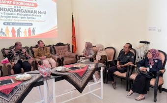 Ketua dan Kordiv P2H bersama dengan Perwakilan OPD Malang Raya dan SLB BC PGRI Kepanjen bersiap melakukan penandatanganan nota kesepahaman untuk pemilu inklusif
