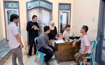 Koordinator Divisi Pencegahan, Parmas dan Humas Bawaslu Kabupaten Malang, sedang melakukan koordinasi data penduduk dengan Kepala Desa Patokpicisi Kecamatan Wajak, Kabupaten Malang